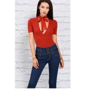 🔥Self-Tie Low V neck bodysuit 🔥